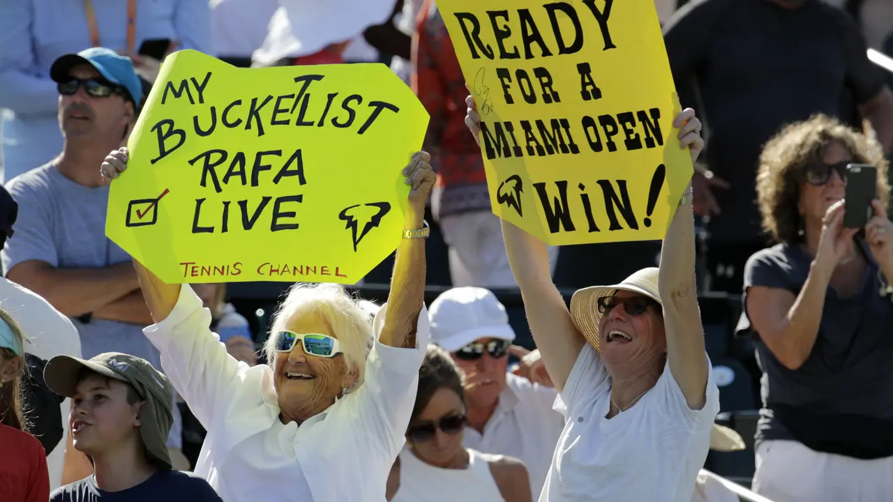 Pendukung Rafael Nadal menyemangati idolanya untuk menjuarai Miami Open 2017. 