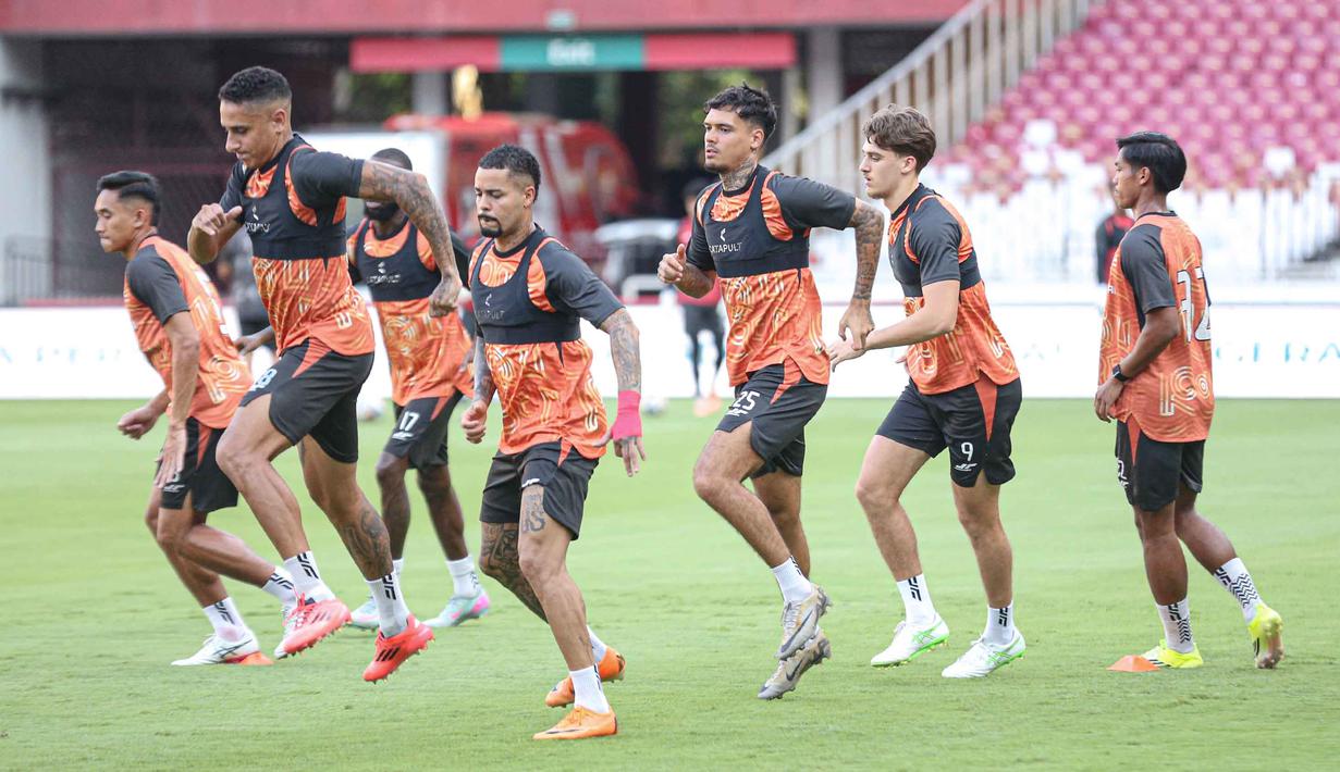 Pemain persija Jakarta saat latihan resmi jelang laga melawan Persis Solo pada pekan ke-30 BRI Super League di Stadion Utama Gelora Bung Karno SUGBK), Jakarta, pada Minggu (26/4/2026). Menjamu Persis Solo pada pekan ke-30 BRI Super League 2025/2026 di Stadion Utama Gelora Bung Karno (SUGBK), Jakarta, Persija Jakarta membutuhkan poin penuh untuk menjaga asa meraih gelar juara. (Bola.com/Abdul Aziz)