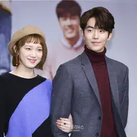 Lee Sung Kyung dan Nam Joo Hyuk hadiri konferensi pers serial drama terbarunya yang berjudul “Weightlifting Fairy Kim Bok Joo”. Sung Kyung dan Joo Hyuk diminta pendapat soal drama lain yang dibintangi Lee Minho dan Jun Ji Hyun. (doc.Soompi)