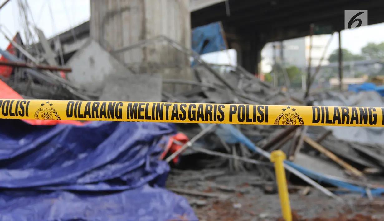 Garis polisi terpasang di lokasi ambruknya tiang girder proyek Tol Becakayu di dekat Gerbang Tol Kebon Nanas, Jakarta Timur, Selasa (20/2). Dugaan sementara tiang itu ambruk lantaran bracket tidak kuat menyangga. (Liputan6.com/Arya Manggala)