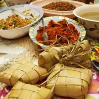 Menu Lebaran memang menggiurkan. Tapi kudu hati-hati, kolesterol bisa naik. Stabilkan dengan cara ini.(Foto: flickr.com)
