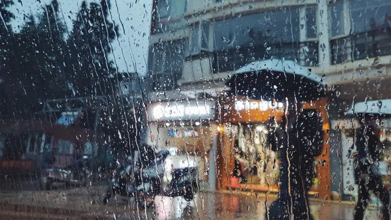 100 Caption Hujan yang Keren dan Penuh Makna, Bisa Mewakili Perasaanmu