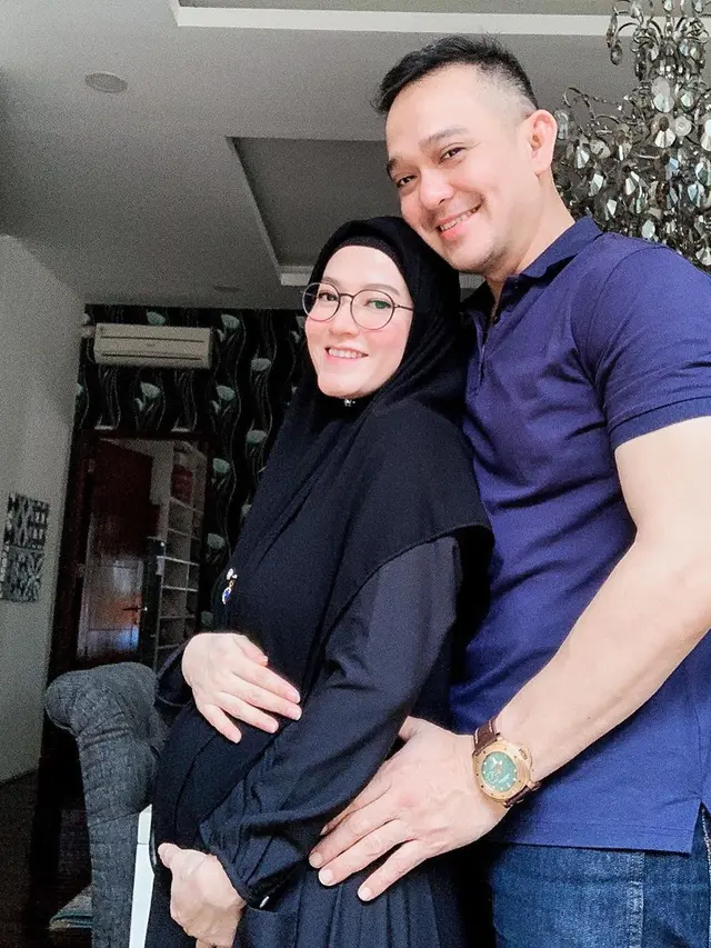Hamil Setelah 7 Tahun Nikah, Ini 6 Potret Lyra Virna Pamer Perut Buncit