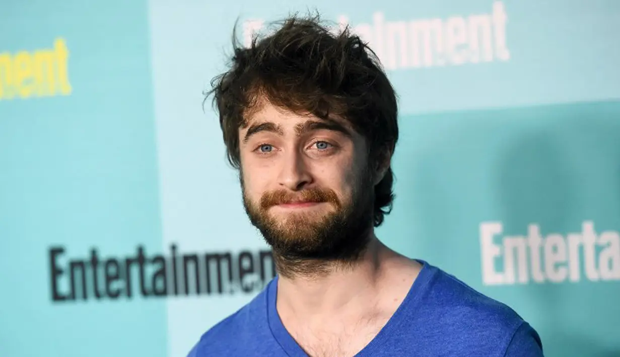 Aktor ganteng Daniel Radcliffe tampil berbeda saat hadir di San Diego Comic-Con 2015 di San Diego, California, 11 Juli 2015. (Jason Merritt/Getty Images untuk Entertainment Weekly/AFP)