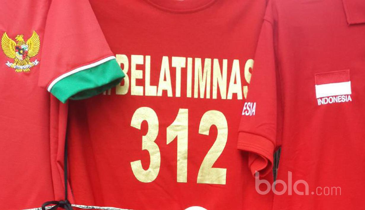 Kaos Bela Timnas siap untuk pembeli di areal Stadion Pakansari, Bogor, (03/11/2016). (bola.com/Nicklas Hanoatubun)