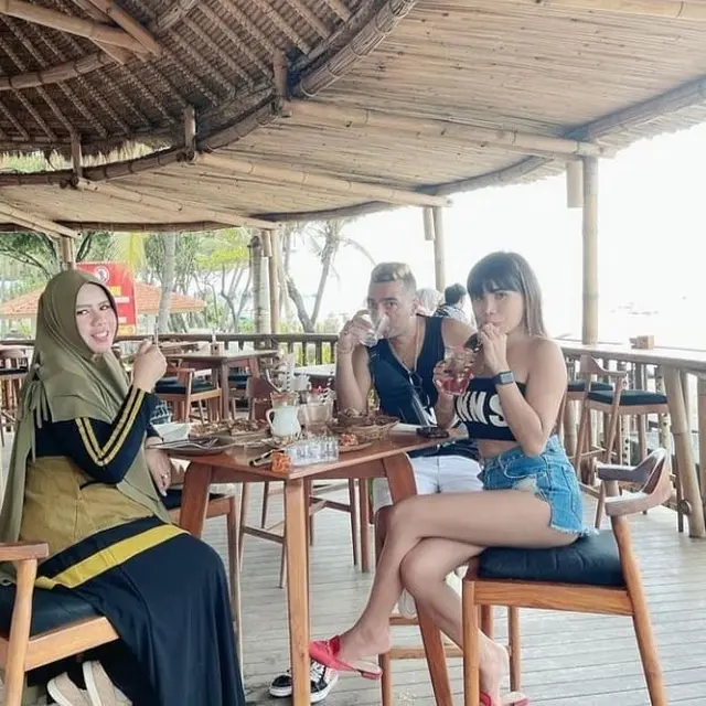 7 Potret Kebersamaan Rohimah Alli dan Eva Belisima Liburan Ke Bali