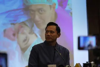 Bagi AHY, kelahiran anak keduanya ini menjadi bukti perjuangan seorang ibu. Mengingat usia Annisa Pohan, saat ini sudah 44 tahun, proses kehamilan dan persalinan memiliki risiko dan tantangan tersendiri. Tampak dalam foto, layar monitor menampilkan momen bahagia ketika Menteri Koordinator Bidang Infrastruktur dan Pembangunan Kewilayahan yang juga Ketua Umum Partai Demokrat, Agus Harimurti Yudhoyono, menjenguk istrinya, Annisa Larasati Pohan, usai melahirkan anak kedua mereka di Rumah Sakit Pondok Indah (RSPI), Jakarta, Senin (30/3/2026). (Kapanlagi.com/Budy Santoso)