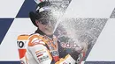 Pebalap Repsol Honda, Marc Marquez, merayakan keberhasilannya juara MotoGP Austin di Texas, Amerika Serikat, Senin (11/4/2016) dini hari WIB. Pebalap Spanyol ini juga masih memimpin klasemen sementara MotoGP. (AFP/Thomas B. Shea)