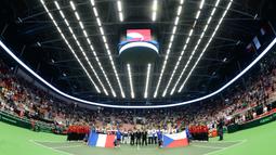  Anggota tim Piala Davis Prancis dan Republik Ceska mengheningkan cipta untuk korban serangan di Nice sebelum bertanding di Trinec, Republik Ceska, (15/7/2016). (AFP/Michal Cizek)