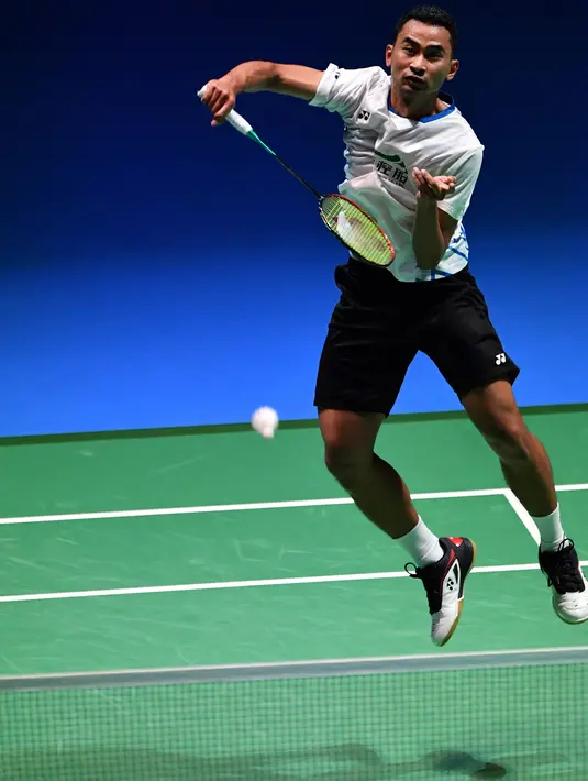 Pebulu tangkis putra Indonesia, Tommy Sugiarto berusaha mengembalikan kok ke tunggal putra India, Sai Praneeth Bhamidipati pada babak perempat final Jepang Terbuka 2019 di Tokyo, Jumat (26/7/2019). Tommy Sugiarto gagal melaju ke semifinal setelah kalah 12-21 dan 15-21. (Toshifumi KITAMURA/AFP)