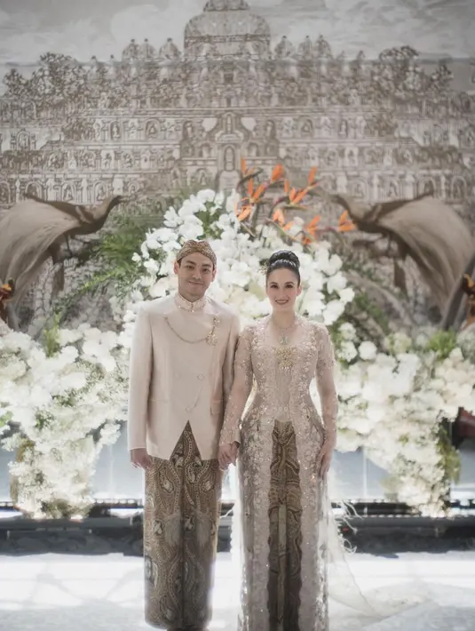 Saat tunangan dengan Rob Clinton 2022 lalu, Chelsea Islan tampil mengenakan kebaya dress warna cream yang serasi dengan beskap Rob Clinton. [@robclintonkardinal]