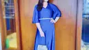 <p>Eriska Rein menunjukkan sisi glamornya dengan maxi dress berwarna biru. Potongan lengan terompet dan belt menjadi solusi praktis bagi bumil yang tidak percaya diri dengan ukuran lengan besar. (instagram/eriskarein)</p>