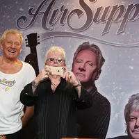 "Untuk pensiun kita belum pikirkan itu. Kami akan terus beermain musik sampai kami pensiun. Jadi kita akan terus bermusik dan akan ada tur selanjutnya," jelas Graham. (Savana Alaydrus/Bintang.com)