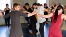 Keceriaan peserta saat belajar tarian tradisional Arab Dabke di Berlin, Jerman, Minggu (15/4). (AP Photo/Jona Kallgren)