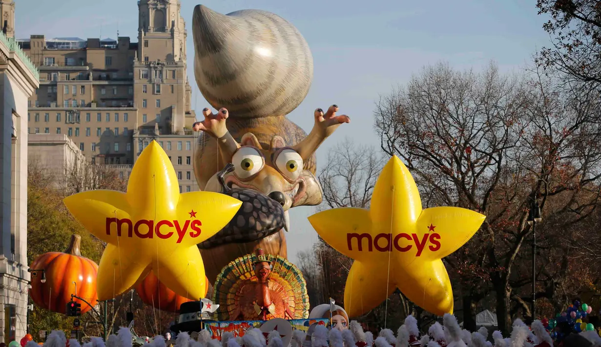 Balon berukuran besar mengiringi parade Hari Pengucapan Syukur Macy's di Manhattan borough,  New York, Kamis (26/11). Parade ini pertama kali diadakan pada tahun 1924. (REUTERS/Andrew Kelly)