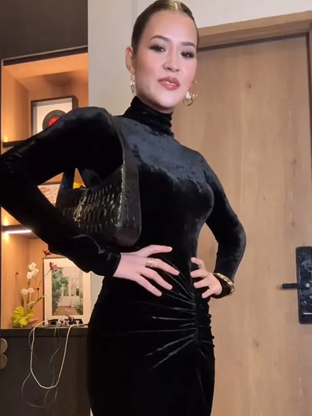 Raisa dengan Gaun Beludru