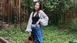 Penampilan Alika dengan busana berwarna hitam yang dipadukan outer berwarna abu-abu saat awal kehamilan juga tak lepas dari sorotan. Perutnya pun mulai terlihat membesar meski sedikit tertutup dengan celana jeans yang digunakan. (Liputan6.com/IG/@alikaislamadina)