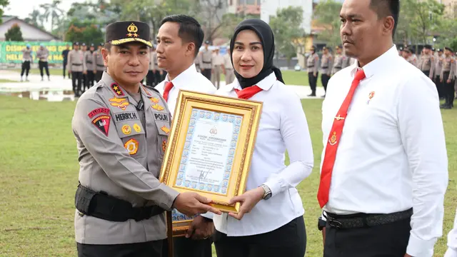 Personel Polda Riau mendapatkan penghargaan setelah mengungkap perambahan hutan oleh ninik mamak.