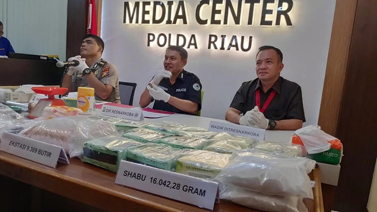 Puluhan kilogram sabu dan ratusan ribu butir pil ekstasi sitaan Polda Riau selama Operasi Anti Narkoba.