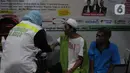 Petugas kesehatan melakukan pengecekan kepada pengungsi ledakan gudang munisi daerah (Gudmurah) Paldam Jaya Ciangsana Kabupaten Bogor, Bogor Minggu (31/3/2024). (merdeka.com/Imam Buhori)