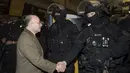 Menteri Dalam Negeri Prancis Bernard Cazeneuve (kiri) berjabat tangan dengan anggota dari Recherche Bantuan Intervensi penasihatan (RAID) setelah latihan dalam kasus serangan teroris di la Gare Montparnasse, Paris (20/4). (REUTERS/MIGUEL MEDINA)