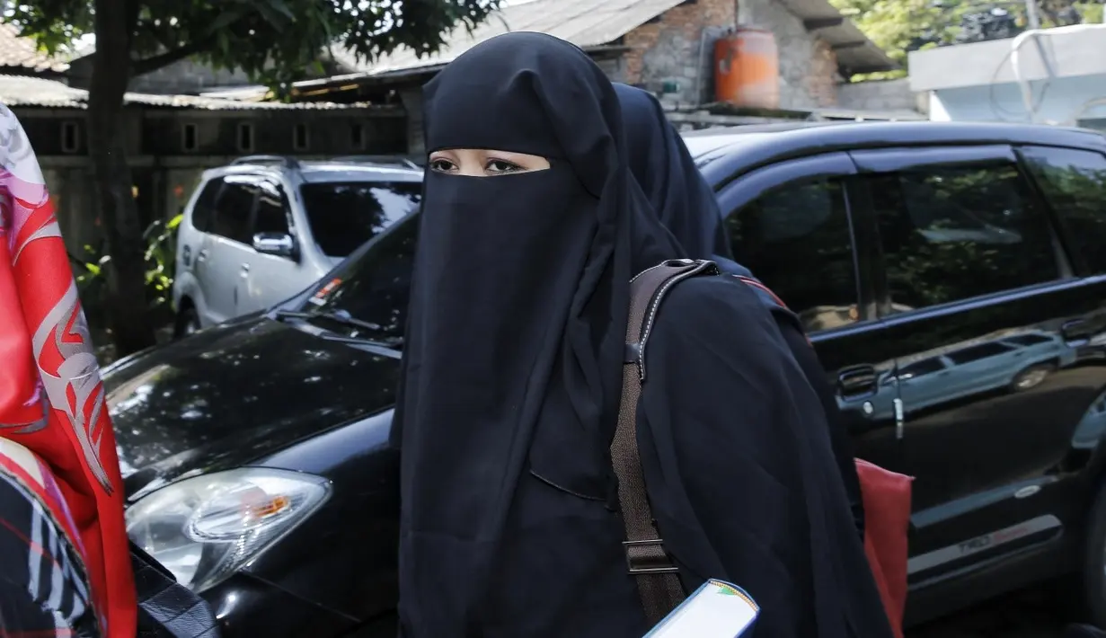 Setelah beberapa kali tak hadir dalam sidang cerai yang diajukan oleh Dian Rositaningrum, Rabu, (11/4) Opick terlihat hadir. Opick hadir didampingi beberapa pria berbadan tegap. (Adrian Putra/Bintang.com)