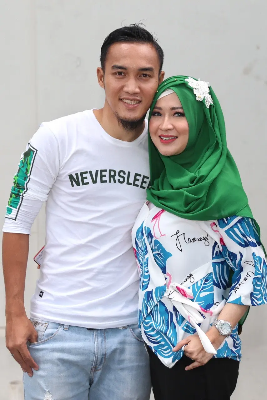 Okie Agustina setia mendampingi suami yang bermain di klub Persija Jakarta, Gunawan Dwi Cahyo. (Adrian Putra/Bintang.com)