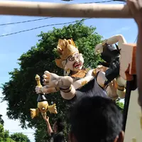 Umat Hindu Bali menyiapkan Ogoh-Ogoh sebelum parade hari Nyepi di Denpasar, Bali, Senin (27/3). Umat Hindu di Bali akan merayakan hari raya Nyepi Tahun Baru Saka 1939 pada tanggal 28 Maret 2017. (AFP Photo / Sonny Tumbelaka) 