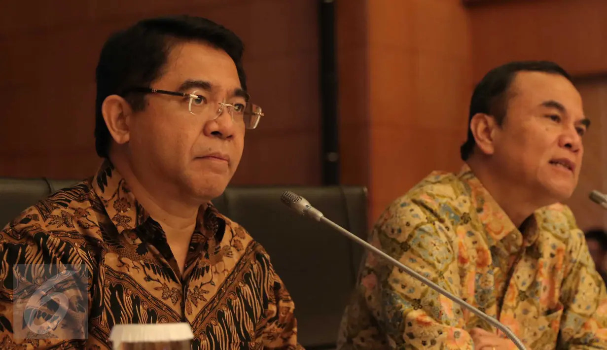 Kepala BKPM, Franky Sibarani (kiri) dan Deputi Bidang Pengendalian Pelaksanaan Penanaman Modal BKPM, Azhar Lubis memberikan keterangan pers terkait hasil pencapaian investasi 2015 di Gedung BKPM, Jakarta, Kamis (21/1/2016). (Liputan6.com/Angga Yuniar)