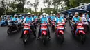 Menteri Energi dan Sumber Daya Mineral (ESDM) Arifin Tasrif, didampingi Gubernur Bali I Wayan Koster, Direktur Utama PLN Darmawan Prasodjo, dan Kapolda Bali Putu Jayan Danu Putra saat mengendarai sepeda motor listrik pada Parade Konversi Sepeda Motor BBM Ke Listrik di Nusa Dua, Bali, Kamis (1/9/2022). Parade motor listrik tersebut adalah rangkaian memperkuat pelaksanaan G20 dalam transisi energi berkelanjutan. (Liputan6.com/Johan Tallo)