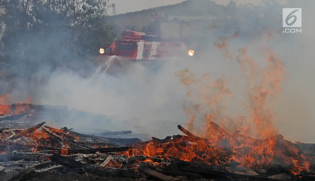 Tank MT-LBu-GPM-10 melakukan pemadaman api saat diuji coba di kawasan Cakung, Jakarta, Rabu (24/7/2019). Kendaraan lapis baja amfibi tersebut dibuat untuk memadamkan kebakaran besar. (Liputan6.com/Herman Zakharia)