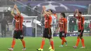 Pemain Shakhtar Donetsk memberikan aplaus kepada pendukungnya yang hadir usai menaklukkan Rapid Vienna 1-0 di Stadion Ernst Happel, Wina, Rabu (19/8/2015) malam waktu setempat. (Bola.com/Reza Khomaini)