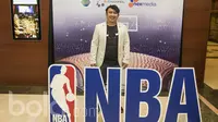 Selebritis Augie Fantinus menghadiri jumpa pers pengumuman kerjasama antara EMTEK dan NBA di Plaza Senayan, Jakarta, Rabu (3/5/2017). (Bola.com/Vitalis Yogi Trisna)