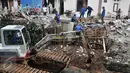 Petugas Tata Air menggunakan alat berat menambal turap yang longsor di Kalibaru, Desa Putra, Jakarta Selatan, Rabu (22/3). Selain menambal turap bocor, petugas juga mengangkat kotoran sungai agar tidak terjadi pendangkalan. (Liputan6.com/Yoppy Renato)