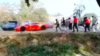 Ferrari ini jadi bulan-bulanan warga yang geram. (Rushlane)