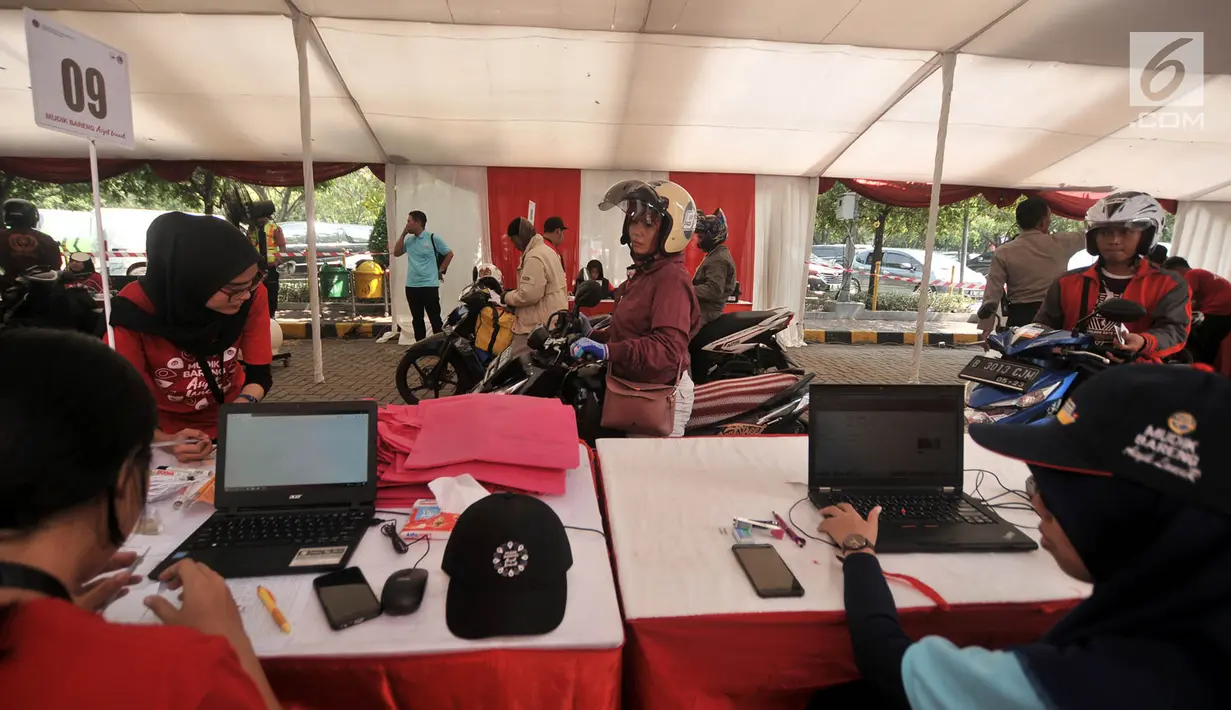 Calon pemudik sepeda motor saat mengisi data sebelum ikut serta dalam mudik gratis via kapal laut di Terminal Penumpang Nusantarapura, Pelabuhan Tanjung Priok, Jakarta, Kamis (30/5/2019). Pemerintah menambah kuota mudik gratis bagi pemotor hingga 3 Juni mendatang (merdeka.com/Iqbal S. Nugroho)