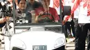 Dengan menggunakan golf cart, Jokowi mengenakan kaos warna merah mengajak dua selebritas ini berkeliling Istana Negara. Jokowi terlihat santai menyetir mobil golf car tersebut. (Instagram/desta80s)