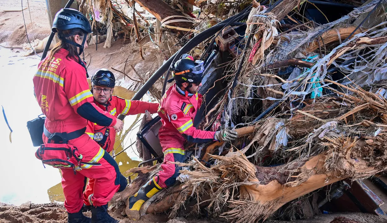 10.000 tentara dan polisi dikerahkan ke wilayah Valencia timur untuk melakukan evakuasi korban banjir. (JOSE JORDAN/AFP)