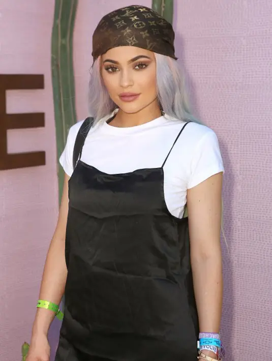 Selama ini eksistensi Kylie Jenner di dunia hiburan cukup diakui. Namun keberadaan si pemilik tubuh seksi ini seringkali dituduh hanya memanfaatkan nama besar dari saudara-saudaranya yang lain. (AFP/ARI PERILSTEIN)