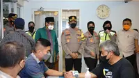Pelaksanaan vaksinasi booster di Masjid Al Akbar Surabaya. (Dian Kurniawan/Liputan6.com).