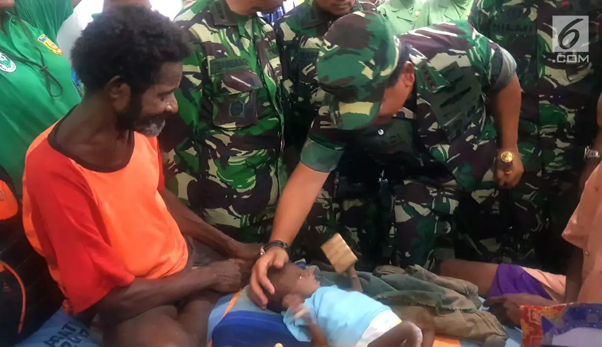 Panglima TNI Marsekal TNI Hadi Tjahjanto saat mengunjungi RSUD Agats dan Posko Satgas Kesehatan TNI KLB, Kabupaten Asmat, Papua, Kamis (1/2). (Liputan6.com/Pool/Puspen TNI)