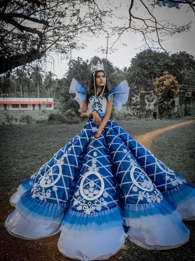 seorang pria membuat gaun prom untuk adiknya
