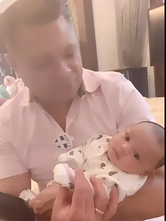 Raul Lemos Gendong Baby Ameena (Instagram/krisdayantilemos)