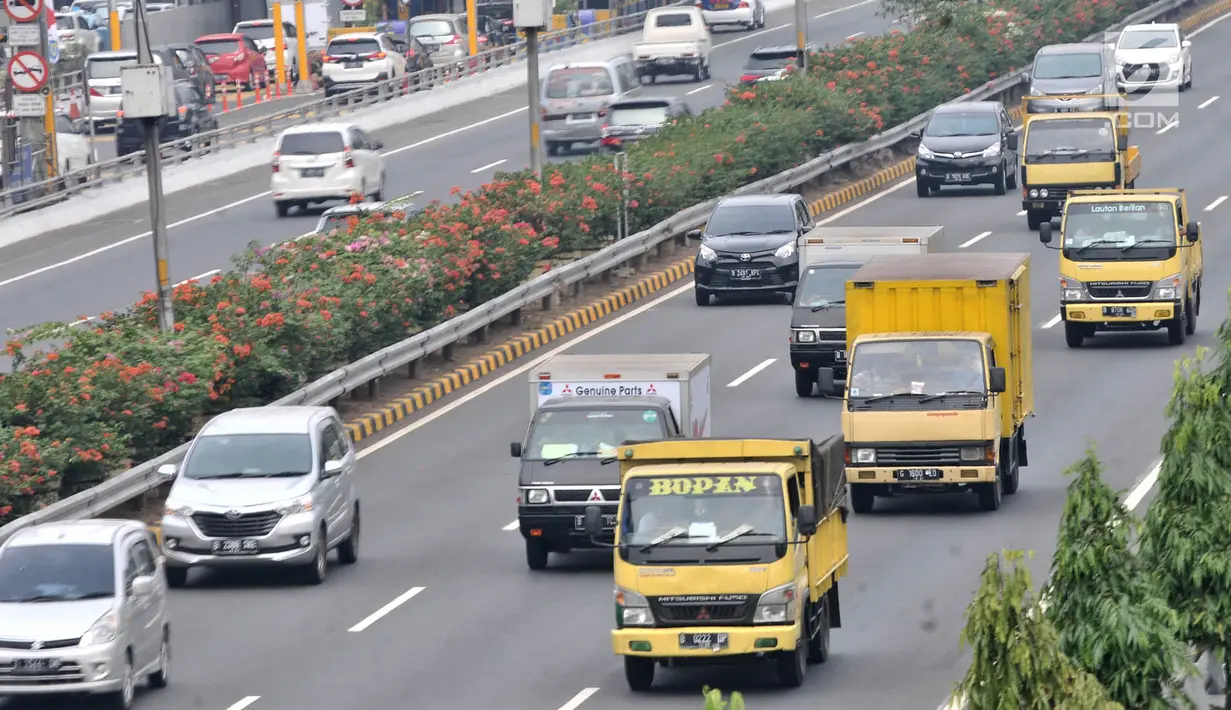 Sejumlah truk melintas di ruas Tol Dalam Kota Cawang-Pluit, Jakarta, Rabu (8/8). Mulai 18 Agustus-2 September 2018 atau selama perhelatan Asian Games, Pemprov DKI menerapkan pembatasan truk golongan III, IV, dan V. (Merdeka.com/Iqbal S. Nugroho)