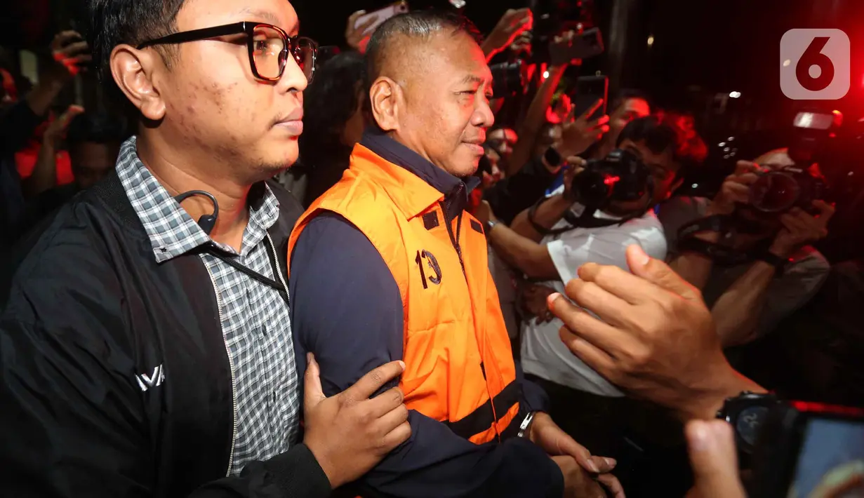 Bupati Tulungagung, Gatut Sunu Wibowo, dibawa petugas menuju mobil tahahan usai menjalani pemeriksaan intensif di Gedung Merah Putih Komisi Pemberantasan Korupsi (KPK), Jakarta, Minggu (12/4/2026) dini hari WIB. (Liputan6.com/Helmi Fitrhiansyah)