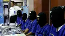 Sejumlah tersangka dan barang bukti dihadirkan saat rilis penangkapan oknum Polisi Polda Kaltim yang diduga kuat menjadi pengendali peredaran sabu dan ekstasi, Jakarta, Senin (23/11). (Liputan6.com/Yoppy Renato)