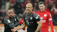Gelandang Bayern Munchen, Arjen Robben (kanan), usai membobol gawang Mainz 05 pada pertandingan lanjutan Bundesliga, di Mainz, Sabtu (3/12/2016) dini hari WIB. (AFP/Daniel Roland). 