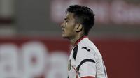 Striker Mitra Kukar, Rafli Mursalim, tampak kecewa usai gagal membobol gawang Bhayangkara FC pada laga Liga 1 di Stadion PTIK, Jakarta, Kamis (17/5/2018). Bhayangkara FC menang 1-0 atas Mitra Kukar. (Bola.com/M Iqbal Ichsan)