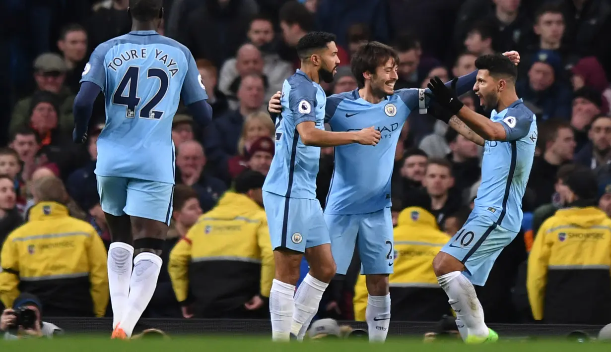 Para pemain Manchester City merayakan gol Gael Clichy pada lanjutan Premier League di Etihad Stadium, (2/1/2017).  (Reuters/Anthony Devlin)