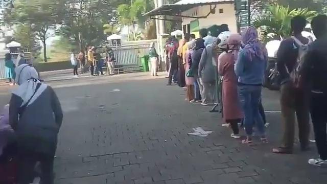 Transisi Antre Calon Penumpang Transjakarta Kembali Normal Republika Online
